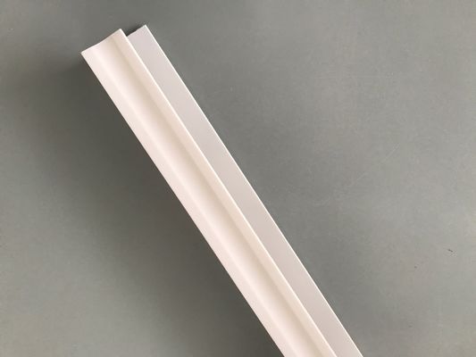 পিভিসি প্যানেল ইনস্টল করার জন্য পিভিসি আনুষাঙ্গিক সাদা পিভিসি প্রোফাইল-ইউ চকচকে মুদ্রণ এক্সট্রুজড প্লাস্টিক ইউ চ্যানেল জলরোধী ইউভি সুরক্ষা
